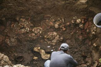 Archäologen haben in Panama ein mehr als tausend Jahre altes Grab entdeckt. Neben menschlichen Überresten fanden sie darin Gold und Keramik, wie die Ausgrabungsleiterin Julia Mayo der Nachrichtenagentur AFP sagte.